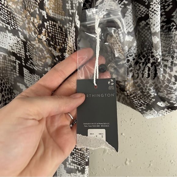 🦋 NWT Worthington Round Neck Short Sleeve Blouse Snakeskin Casual Large - Picture 3 of 7